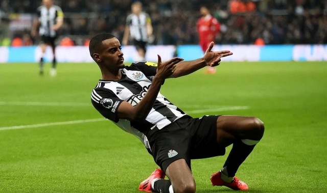 非走不可？英超银靴与球队决裂，挡不住豪门诱惑，球迷怒烧其球衣